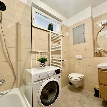 Akacfa Apartment By Chivi #Freeparking Apartamento